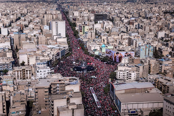 Ιράν: Εκατομμύρια στους δρόμους για την κηδεία του Αλί Χαμενεΐ – Συνθήματα κατά Τραμπ και Νετανιάχου