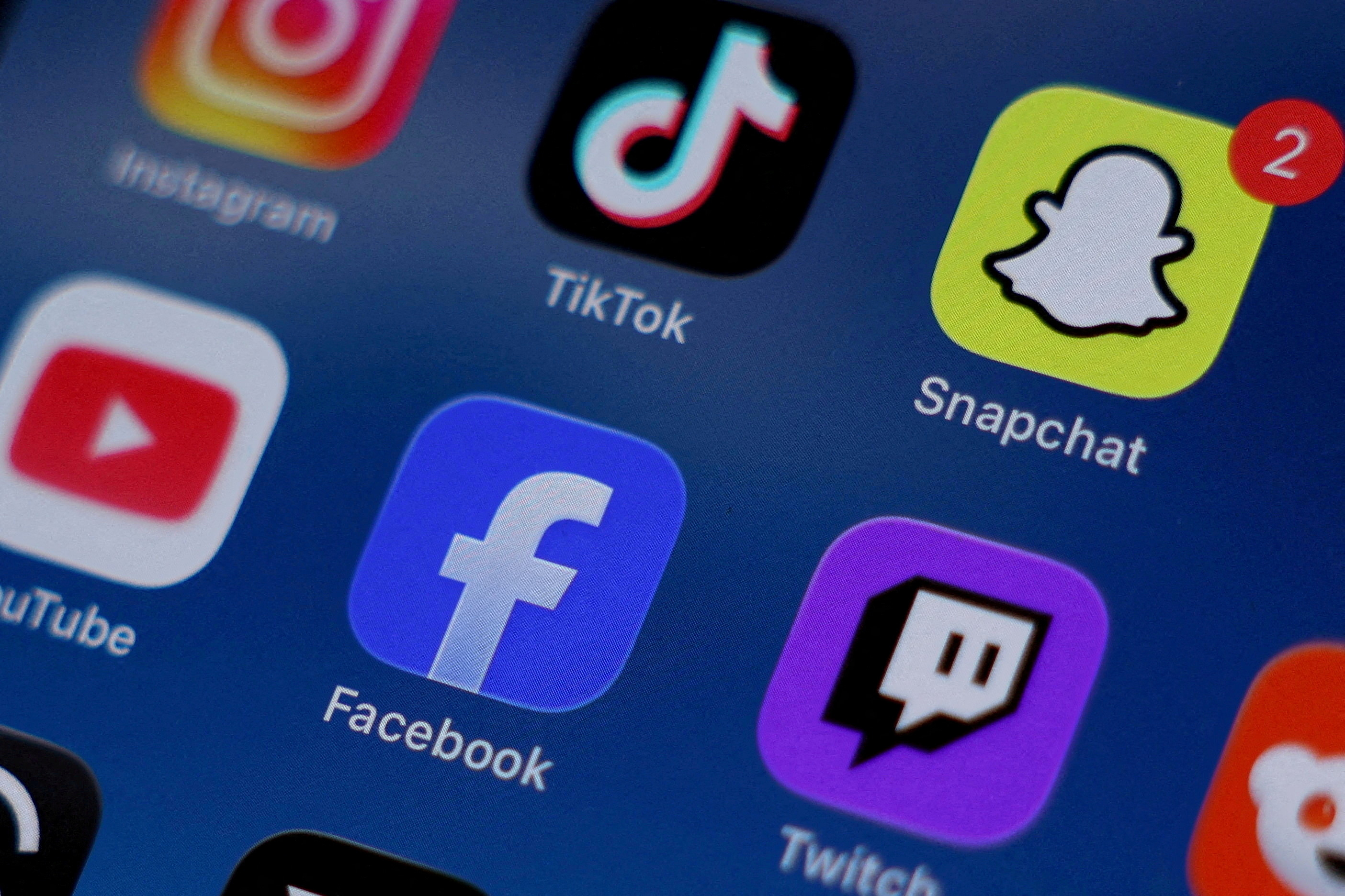 Οι εταιρείες social media βρίσκονται αντιμέτωπες με χιλιάδες πεοσφυγές για τις επιπτώσεις στους νέους (Reuters)