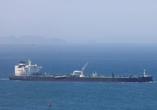 Οι ΗΠΑ ανακάλεσαν την άδεια εξαγωγής πετρελαίου του Ιράν ως αντίποινα για τα χτυπήματα στο Ορμούζ