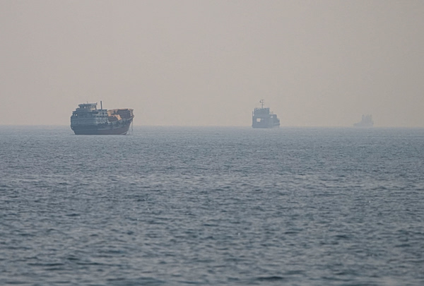 Reuters: Η κυκλοφορία των πετρελαιοφόρων μέσω του Ορμούζ έχει σχεδόν σταματήσει
