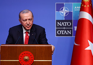 Το… δώρο του Ερντογάν στους ηγέτες του ΝΑΤΟ – Γιατί ο Στάρμερ δεν το πήρε μαζί του