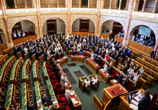 Ουγγαρία: Πέρασε στο Κοινοβούλιο η συνταγματική αλλαγή για την απομάκρυνση του προέδρου της χώρας