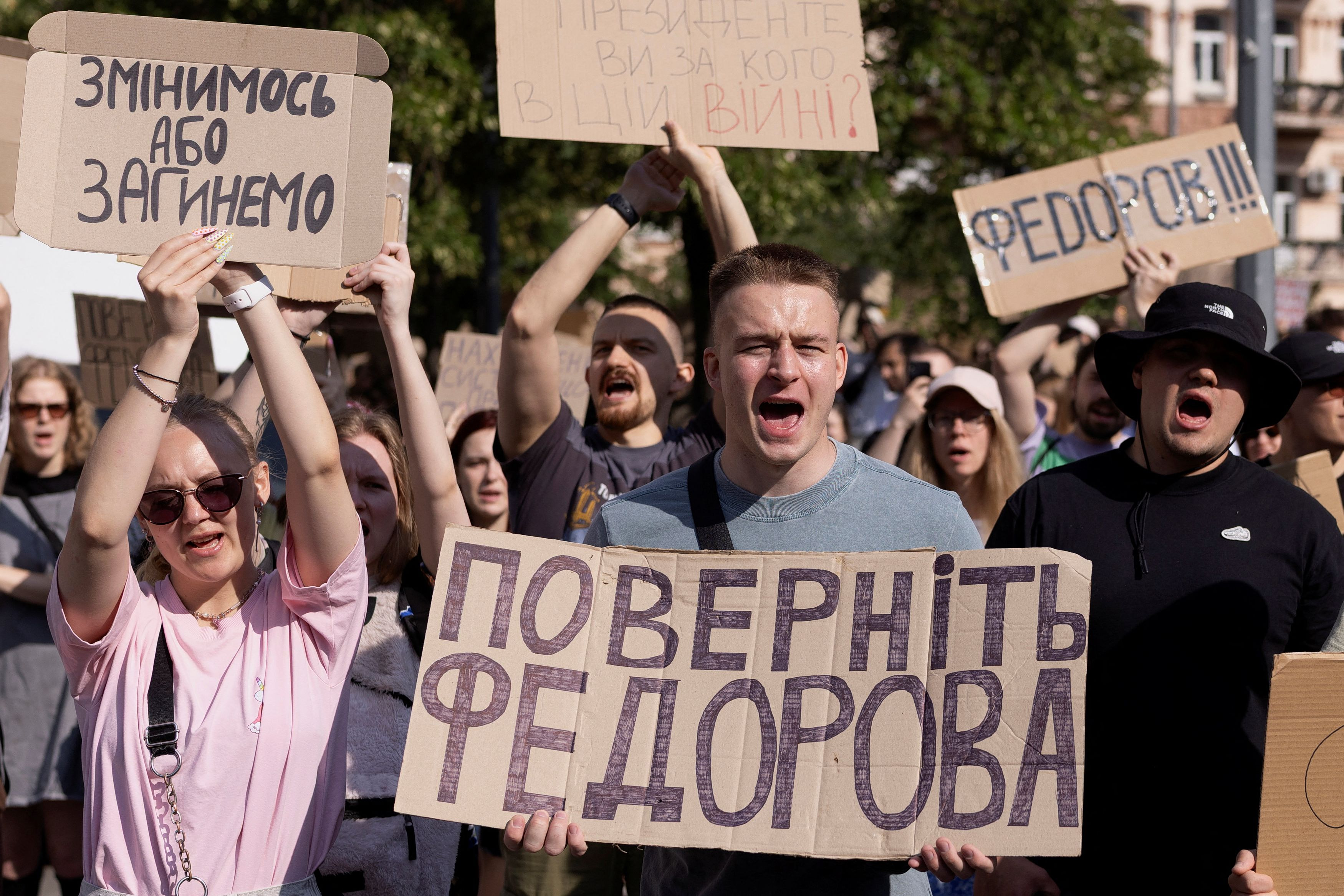 «Φέρε πίσω τον Φεντόροφ», γράφει το πλακάτ του διαδηλοτή έξω από το γραφείο του Ζελένσκι 