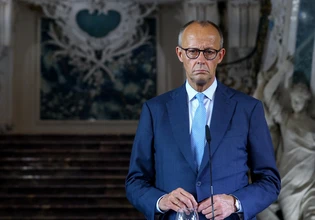Σκάνδαλα, παραιτήσεις και σενάρια ανασχηματισμού – Το δύσκολο καλοκαίρι του Φρίντριχ Μερτς