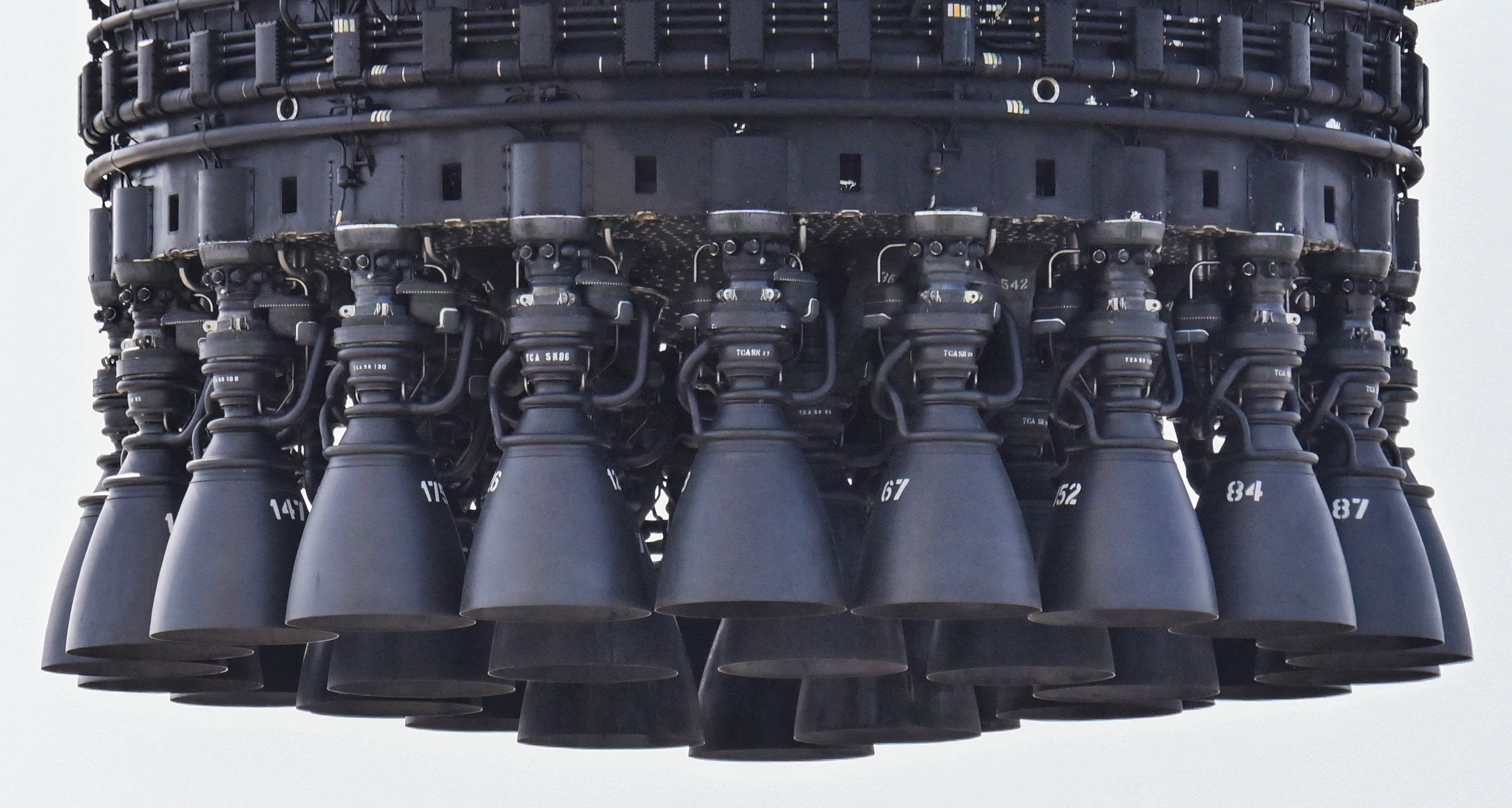 O πύραυλος Super Heavy λειτουργεί με 33 κινητήρες Raptor, οι οποίοι καίνε ένα μείγμα φυσικού αερίου και οξυγόνου (Reuters)