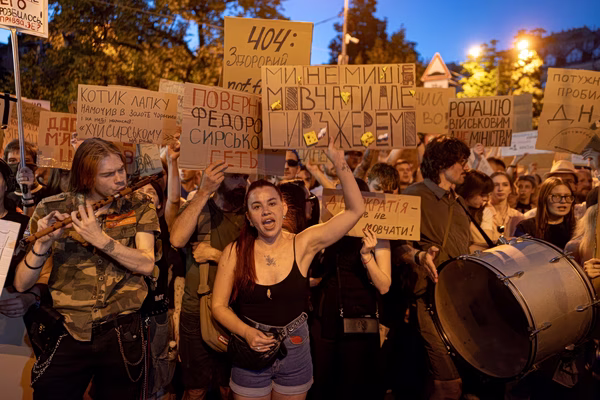 Ουκρανία: Μαίνεται η πολιτική κρίση – Γιατί βρίσκεται στο στόχαστρο των διαδηλωτών ο αρχιστράτηγος Σίρσκι