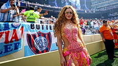 FIFA Girl: Αποθέωση για την «αγέραστη» Σακίρα – Ειρωνείες για τον πρώην της Πικέ