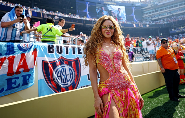 FIFA Girl: Αποθέωση για την «αγέραστη» Σακίρα – Ειρωνείες για τον πρώην της Πικέ