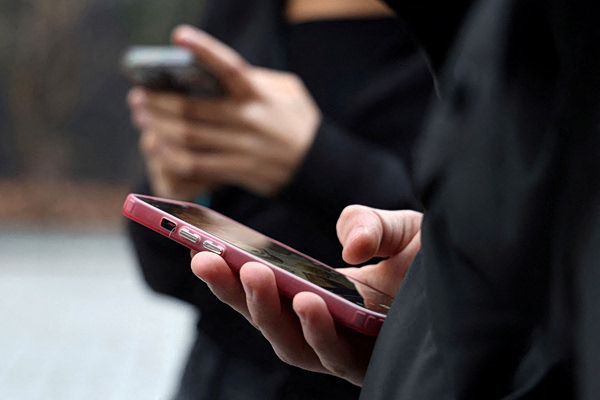 Η Γαλλία ψήφισε το «φρένο» στα social media για τα παιδιά κάτω των 15 ετών