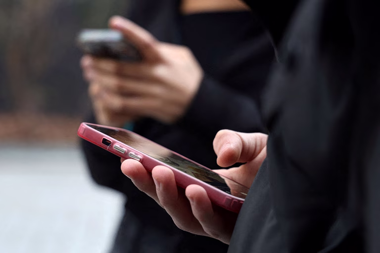 Η Γαλλία ψήφισε το «φρένο» στα social media για τα παιδιά κάτω των 15 ετών