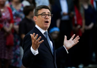 Μπέρναμ: Δεσμεύεται να επιβάλει πλαφόν στην τιμή του εισιτηρίου λεωφορείου μιας διαδρομής στη Βρετανία