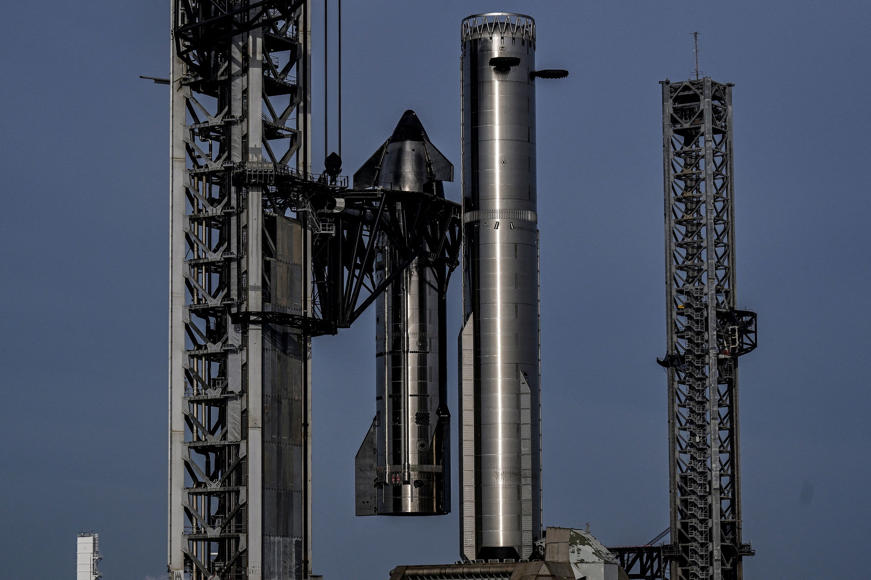 Το Starship τοποθετήθηκε στην κορυφή του πυραύλου Super Heavy την Τετάρτη 22 Ιουλίου (Reuters)
