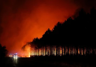 Οι πυρκαγιές στη νοτιοδυτική Γαλλία αναγκάζουν χιλιάδες ανθρώπους να εγκαταλείψουν τα σπίτια τους