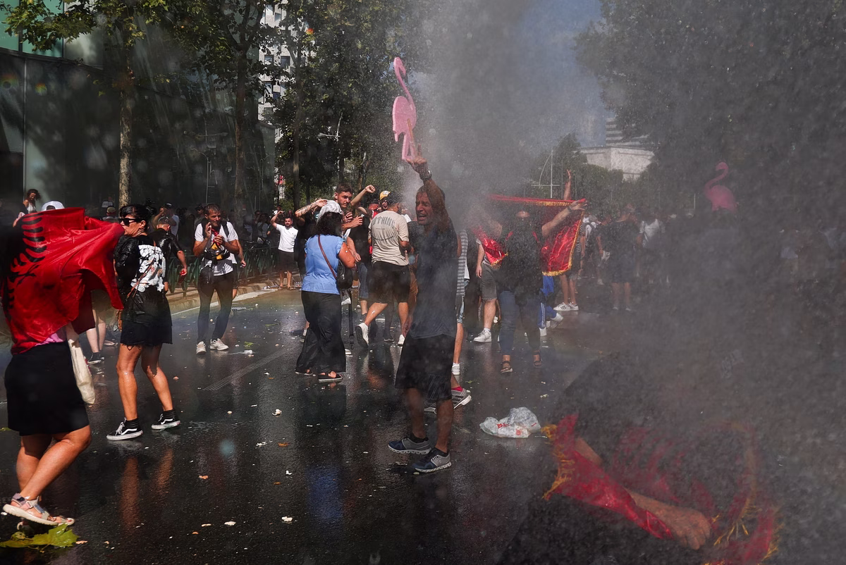 «Επανάσταση των φλαμίνγκο»: Βίαιη καταστολή σε διαδηλώσεις ενάντια στο θέρετρο του Κούσνερ στην Αλβανία