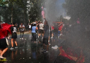 «Επανάσταση των φλαμίνγκο»: Βίαιη καταστολή σε διαδηλώσεις ενάντια στο θέρετρο του Κούσνερ στην Αλβανία