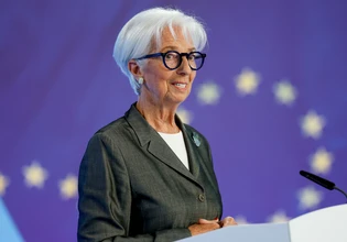 Παράθυρο για αύξηση επιτοκίων λόγω ενεργειακής κρίσης άφησε η Λαγκάρντ