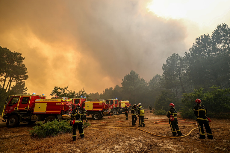 Πυρκαγιές σε Γαλλία - Ισπανία: Στάχτη 1,5 εκατ. στρέμματα, πάνω από 320.000 οι εκτοπισμένοι