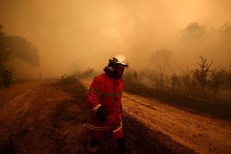 Εκτός ελέγχου οι πυρκαγιές σε Γαλλία και Ισπανία – Νέα έκτακτα μέτρα, πού δίνεται μάχη με τις φλόγες [Χάρτες]