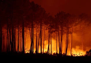 Γαλλία: Συναγερμός στο Μπορντό – Οι πύρινες φλόγες απειλούν ολόκληρη την πόλη – Σκέψεις για εκκένωσή της