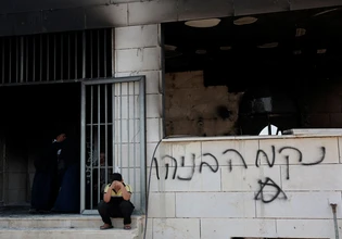 Η βία στη Δυτική Όχθη συνεχίζεται – Ισραηλινοί έποικοι έβαλαν φωτιά σε τζαμιά μετά από αιματηρή σύγκρουση