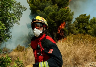 Γιγάντιες δασικές πυρκαγιές απειλούν Γαλλία και Ισπανία – Πάνω από 325.000 άνθρωποι έχουν απομακρυνθεί 