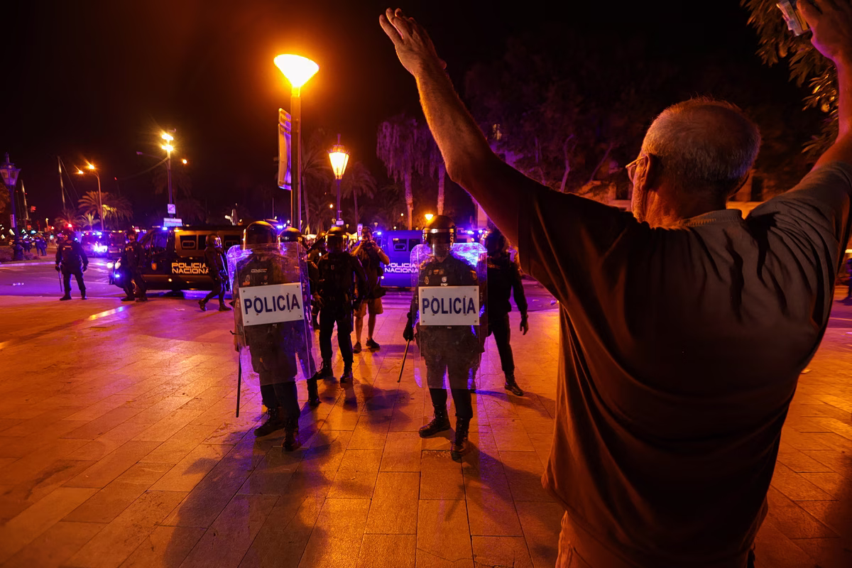 Πλαστικές σφαίρες στη Μαγιόρκα κατά διαδηλωτών – Οκτώ τραυματίες στην κινητοποίηση κατά του υπερτουρισμού