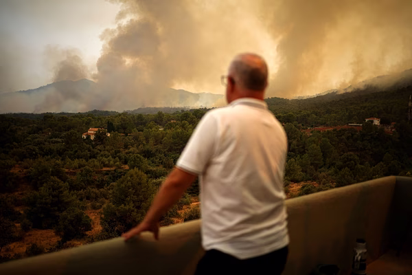 Οι πυρκαγιές στην Ευρώπη μπορεί να διαρκέσουν εβδομάδες – Αγώνας δρόμου πριν τον νέο καύσωνα