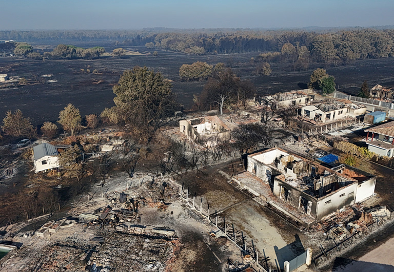 Γαλλία: Δυσμενείς οι καιρικές συνθήκες για τις πυρκαγιές – Εκκενώθηκαν τουριστικές υποδομές στην ακτή του Ατλαντικού