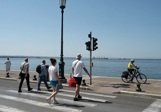 Καιρός: Μεσημεριανές μπόρες στα ορεινά και ενισχυμένοι άνεμοι στο Αιγαίο – Πού θα έχει 35άρια