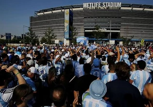 «Φιάσκο» στο MetLife πριν τον τελικό του Μουντιάλ – Χάος, ουρές χιλιομέτρων και ένταση έξω από το γήπεδο (vid)
