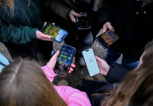 Πανευρωπαϊκούς περιορισμούς για τους ανηλίκους στα social media ετοιμάζει η Κομισιόν