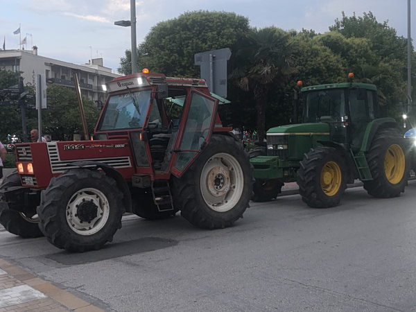 «Δεν πάει άλλο»: Πορεία με τρακτέρ στα Τρίκαλα – Οι αγρότες κατήγγειλαν την κυβέρνηση