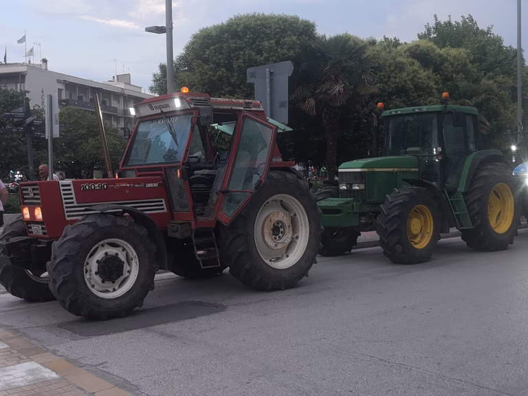 «Δεν πάει άλλο»: Πορεία με τρακτέρ στα Τρίκαλα – Οι αγρότες κατήγγειλαν την κυβέρνηση