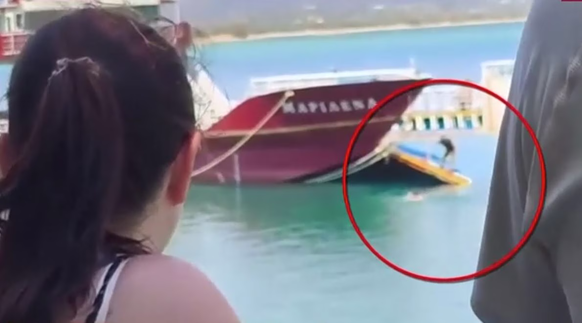 Λιμενικό: Δικογραφία για το πλοίο που άνοιξε εν πλω τον καταπέλτη – Πλοιοκτήτης ο άνδρας που επιβάστηκε κολυμπώντας