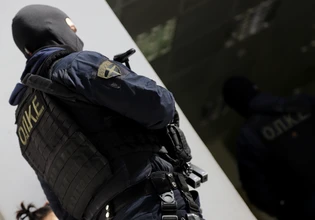 Άργος: Διασωληνωμένος με τραύμα στο κεφάλι νοσηλεύεται ο 20χρονος που πυροβόλησαν αστυνομικοί