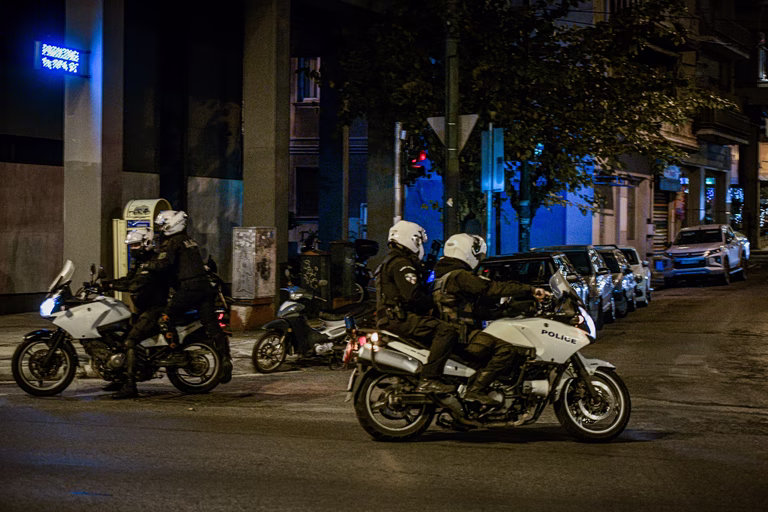 Από τις σφαίρες στις καταδιώξεις μέχρι το «Τουρκαλάς» στο Άργος: Η ανοιχτή πληγή της αστυνομικής βίας και των διακρίσεων