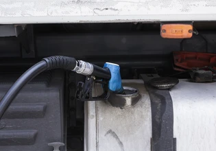 Γιατί θα φτάσουν… μισές οι μειώσεις στην αντλία από τα διυλιστήρια