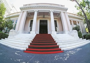 Κυβέρνηση: Πανηγυρίζει γιατί τέσσερις -και όχι 11- βουλευτές και πρώην υπουργοί της αντιμετωπίζουν… «απλά πλημμελήματα» – Κανονικά υποψήφιοι στις εκλογές