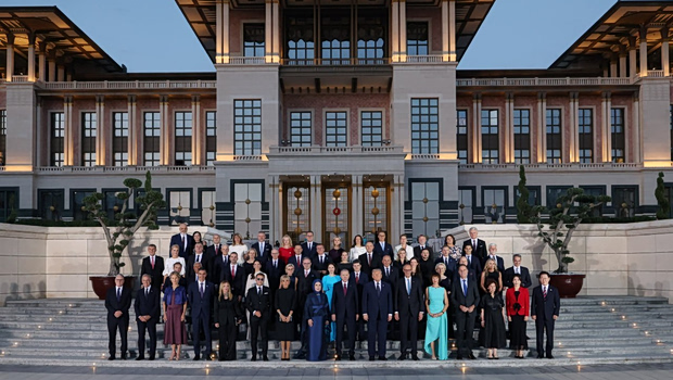 «Οικογενειακή φωτογραφία» από το δείπνο των ηγετών του ΝΑΤΟ