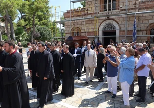 Δάκρυα και χειροκροτήματα στο τελευταίο «αντίο» στη θρυλική Μαίρη Λίντα