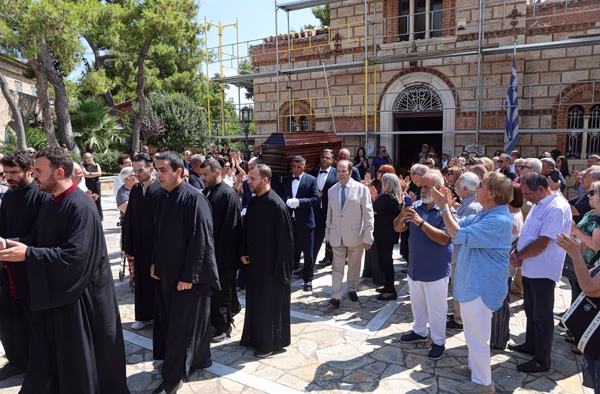 Δάκρυα και χειροκροτήματα στο τελευταίο «αντίο» στη θρυλική Μαίρη Λίντα