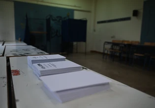Δημοσκόπηση: Παγιώνεται στη δεύτερη θέση η ΕΛΑΣ – Μάχη για τους κεντρώους και τους «χωρίς ταύτιση» ψηφοφόρους