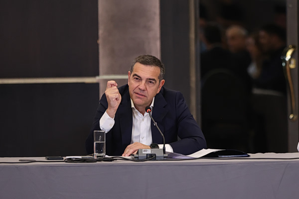 Τσίπρας: Αλλάζουμε τον τρόπο που κάνουμε πολιτική – Το backstage πριν τη συζήτηση με τα μέλη της ΕΛΑΣ