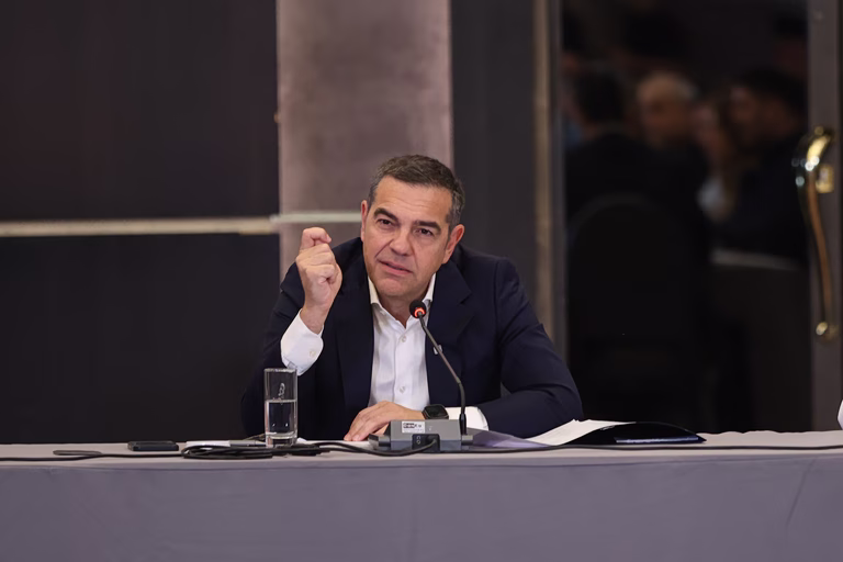 Τσίπρας: Αλλάζουμε τον τρόπο που κάνουμε πολιτική – Το backstage πριν τη συζήτηση με τα μέλη της ΕΛΑΣ