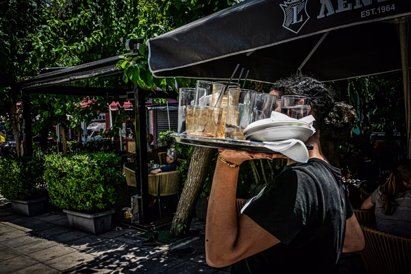 Heatwave Halts Deliveries in Athens During Peak Hours