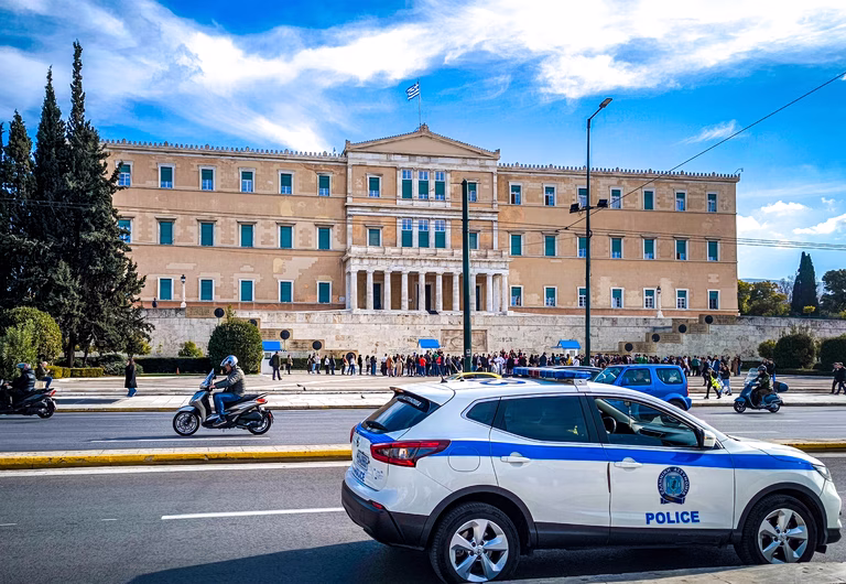 Απίστευτο: Η Κωνσταντοπούλου κάλεσε το «100» για να συλλάβει τα γαλάζια μέλη της επιτροπής Δεοντολογίας
