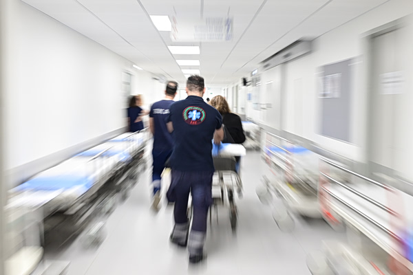 Θεσσαλονίκη: Διασωληνωμένος σε κρίσιμη κατάσταση ο νεαρός που έκανε βουτιά στο νερό και έσπασε τον αυχένα του