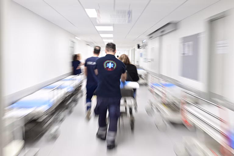 Θεσσαλονίκη: Διασωληνωμένος σε κρίσιμη κατάσταση ο νεαρός που έκανε βουτιά στο νερό και έσπασε τον αυχένα του