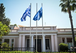 Εκτεθειμένο το Μαξίμου μετά τη φάρσα στον Ντόκο – επικαλείται «ανάλογες επιθέσεις» για να δικαιολογήσει το θέμα