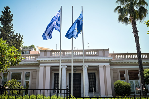 Εκτεθειμένο το Μαξίμου μετά τη φάρσα στον Ντόκο – επικαλείται «ανάλογες επιθέσεις» για να δικαιολογήσει το θέμα